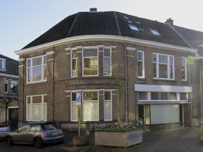 908733 Gezicht op het winkelhoekpand Wijde Begijnestraat 27 te Utrecht, met links de Van Asch van Wijckskade.N.B. ...